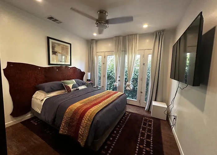 Spacious Resort Getaway @ Echo Park Ranch - Luxury Indoor/ Outdoor Home Steps From Sunset Blvd, Echo Park Lake, Dodgers Stadium