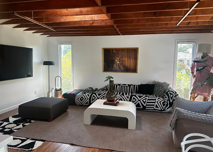 Spacious Resort Getaway @ Echo Park Ranch - Luxury Indoor/ Outdoor Home Steps From Sunset Blvd, Echo Park Lake, Dodgers Stadium